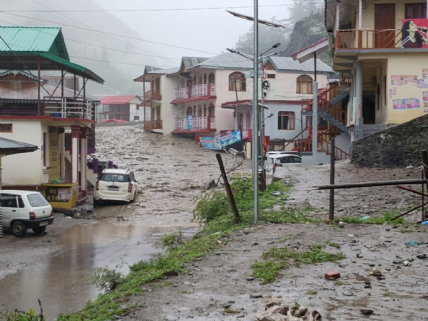 उत्तरकाशी बादल फटने से धराली में आई विनाशकारी बाढ़, मची चीख-पुकार ।।