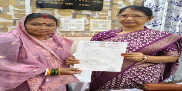 विकसितवार्डनिर्माणाय नगरनिगमपार्षदा महापौरं प्रति ज्ञापनं समर्पितवती।