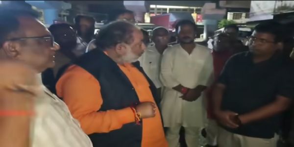 अहम् अत्रत्य विधायकः मन्त्री अपि च अस्मि। माम् सेतूद्घाटनस्य सूचना किमर्थं न प्रदत्ता?