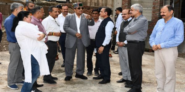 स्वास्थ्यमन्त्रिणा ई.एस्.आई. चिकित्सालयस्य परवाणू-प्रदेशे तथा कथेढ् इत्यत्र निर्मीयमाणस्य चिकित्सालयस्य निरीक्षणं कृतम्।
