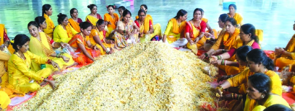 पीडि़तों के लिए राहत सामग्री तैयार करते हुए