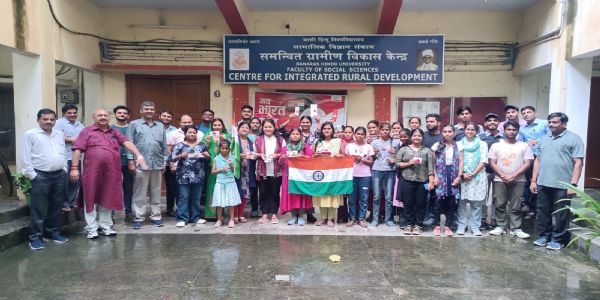काशीविश्वविद्यालयः भगिन्यःनिर्मितवत्यो वीर सैनिकेभ्य रक्षासूत्रं, रक्षाबंधने सीमायां प्रेष्यन्ते प्रेम्णः संदेशाः