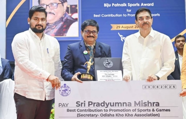 प्रद्युम्न मिश्रा पुरस्कार ग्रहण करते हुए