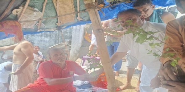 वाराणसी : प्रधानमंत्रिणो मोदिनो मां हीराबेनः तदीय स्मृतौ तुलसीघट्टे तर्पणम्