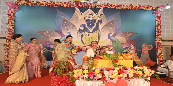 क्षणाय समग्राय प्रभुम् आत्मीयमिति मन्यमानेभ्यो भगवान् ददाति मोक्षम् : चैतन्यमीरा