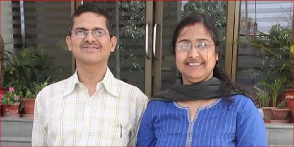 वंचनाप्रकरणे पूर्व आईपीएस तदीय पत्न्याश्च​ विरुद्धों प्रकरणमंकितम्