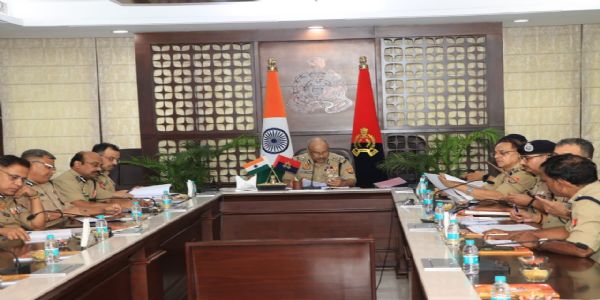 उत्तरप्रदेशस्य महानिदेशकः राजीवकृष्णः चतुर्षु जनपदेषु आरक्षकद्व्यात् स्पष्टीकरणं याचितवान्।