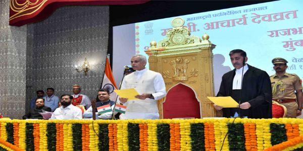 आचार्य देवव्रतो महाराष्ट्रस्य राज्यपालस्य अतिरिक्त प्रभारः संभालितः, राजभवने अगृह्णात् शपथवचनम्
