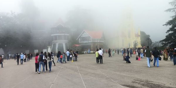 हिमाचले भूस्खलनेन 598 मार्गाः त्रयो राष्ट्रियराजमार्गाः पिहिताः, कांगड़ायाम् अवकरे कवलीकृताः प्रवासीपरिवाराः
