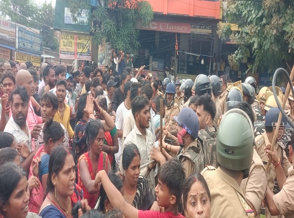 घटना से नाराज ग्रामीणों को शांत कराती पुलिस