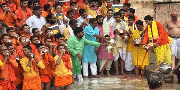 प्रधानमन्त्री मोदी वर्यस्य जन्मदिवसः एम.एल.ए. नीलकण्ठः गङ्गामातुः दुग्धाभिषेकम् अकरोत्