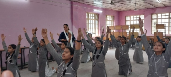 रंगमंच की कार्यशाला में शामिल छात्राएं।