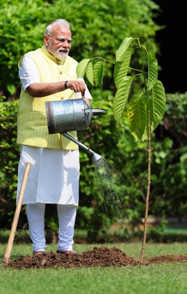 प्रधानमंत्री नरेन्द्र मोदी अपने आधिकारिक आवास पर कदंब का पौधा रोपते हुए
