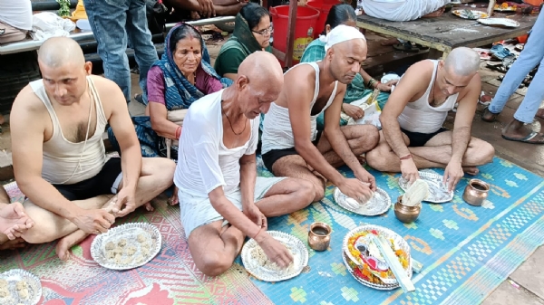 त्रयोदशी का श्राद्ध करते लोग
