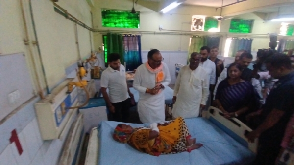 उप मुख्यमंत्री बृजेश पाठक जिला अस्पताल में भर्ती मरीजों का हालचाल लेते हुए