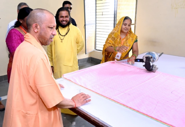 प्रदर्शनी का अवलाेकन करते हुए सीएम याेगी