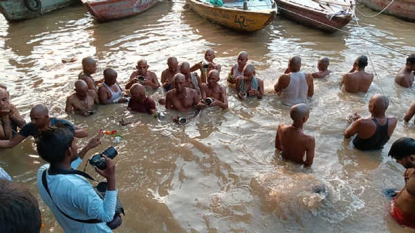 त्रयोदशी का श्राद्ध करते लोग