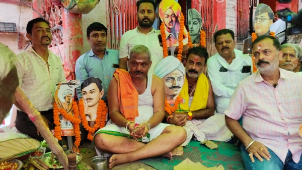 वाराणसी में क्रान्ति वीरों के लिए पिण्डदान