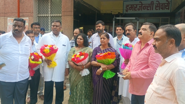 उप मुख्यमंत्री बृजेश पाठक का जिला अस्पताल में स्वागत करते हुए मुख्य चिकित्सा अधिकारी डॉ लक्ष्मी सिंह