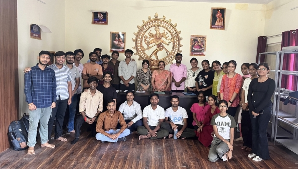 रुहेलखंड विश्वविद्यालय में टैलेंट हंट कार्यक्रम में सांस्कृतिक प्रस्तुतियां देते विद्यार्थी।