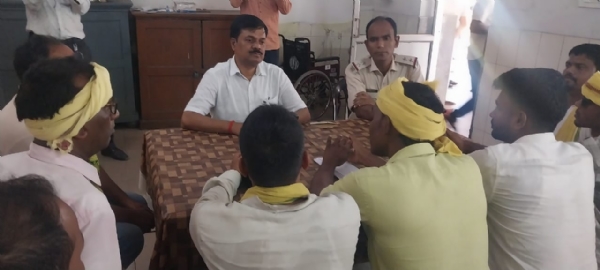 आंदोलनकारी से बात करते अंचल अधिकारी
