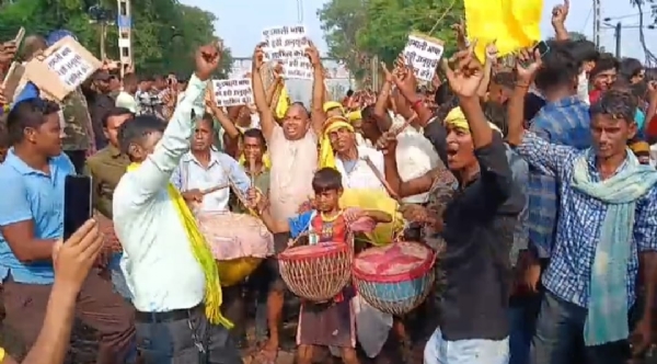 रेल की पटरी पर डांस करते प्रदर्शनकारी