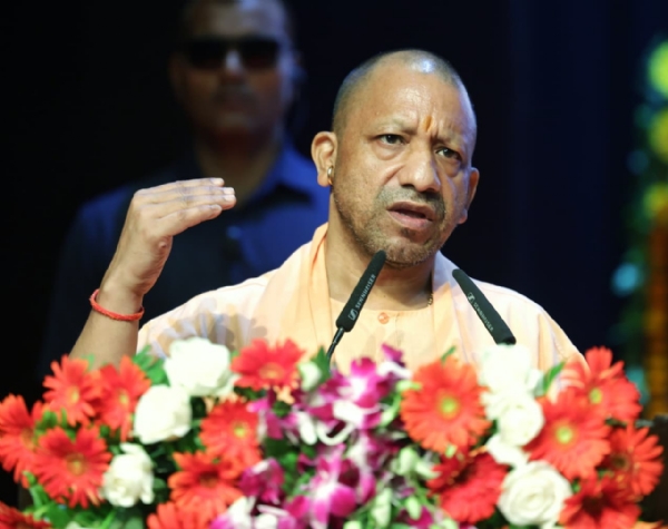 कार्यक्रम को संबोधित करते सीएम योगी