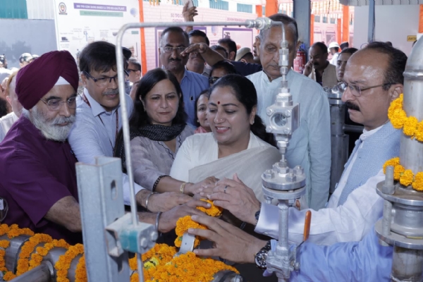 दिल्ली के नंगली डेयरी में शनिवार को बायोगैस प्लांट का उद्घाटन करती मुख्यमंत्री रेखा गुप्ता