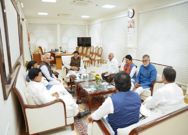 महत्‍वपूर्ण बैठक में चर्चा करते हुए मुख्‍यमंत्री डॉ. मोहन यादव के साथ, भाजपा राष्‍ट्रीय सह संगठन मंत्री शिवकुमार, प्रदेश संगठन महामंत्री हितानंद, भाजपा प्रदेश अध्‍यक्ष हेमन्‍त खण्‍डेलवाल, उपमुख्‍यमंत्री राजेन्‍द्र शुक्‍ल, उपमुख्‍यमंत्री जगदीश देवड़ा, प्रदेश के मंत्रीद्वय कैलाश विजयवर्गीय, राकेश सिंह, प्रहलाद पटेल
