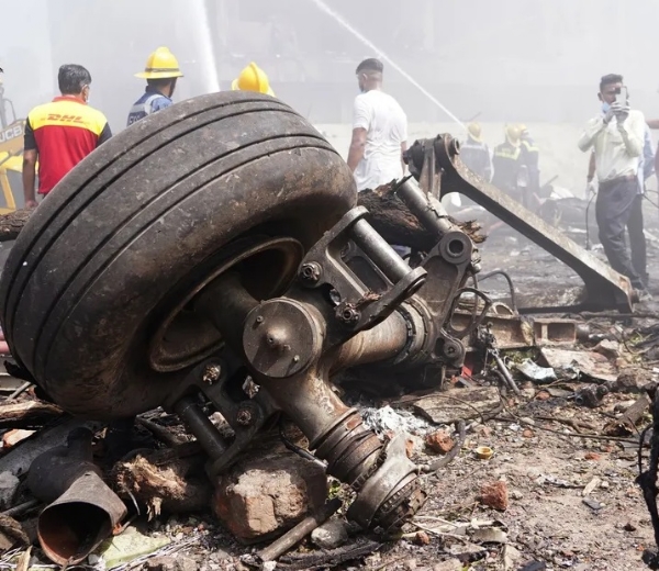 इस साल 12 जून को भारत के गुजरात के अहमदाबाद में एयर इंडिया का विमान बोइंग 787 दुर्घटनाग्रस्त हो गया था। दुर्घटनास्थल पर विमान का लैंडिंग गियर। फोटो- इंटरनेट मीडिया