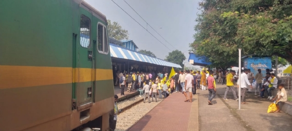 बरकाकाना जंक्शन पर रोका गया ट्रेन