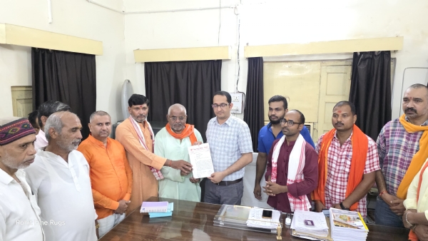 मुख्यमंत्री को संबोधित ज्ञापन नगर मजिस्ट्रेट विनीत उपाध्याय को सौपते विहिप कार्यकर्ता।
