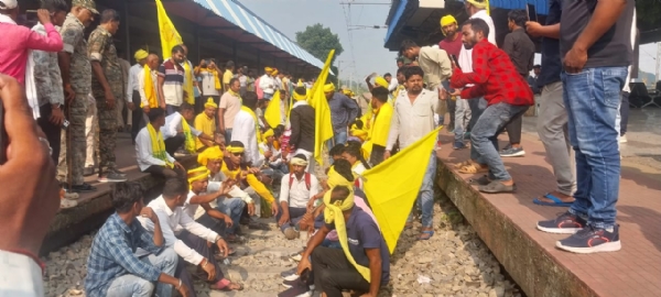 पटरी पर बैठे लोग