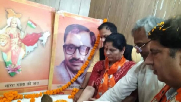 सांसद दीप प्रज्ज्वलन करते हुए