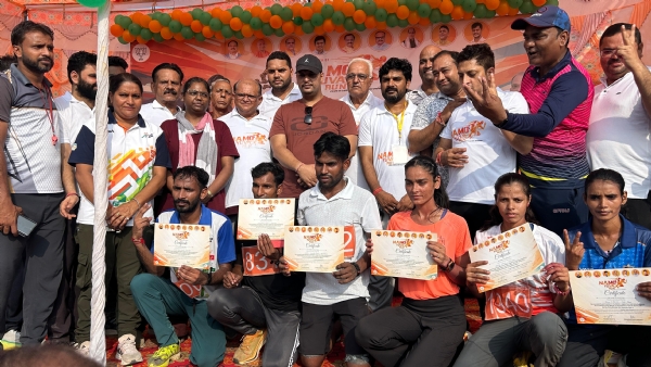 भाजयुमो महानगर मुरादाबाद द्वारा आयोजित ''नशा मुक्त भारत – नमो युवा रन'' दौड़ का युवा मोर्चा प्रदेश अध्यक्ष प्रांशु दत्त द्विवेदी व अन्य विजेता प्रतिभागियों के साथ।