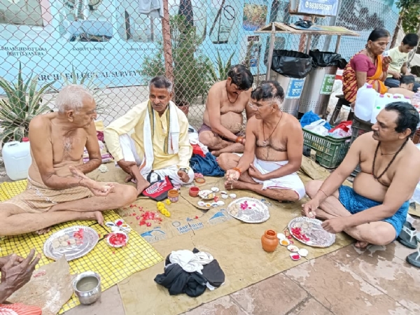 गंगा तट पर पिंडदान करते श्रद्धालु