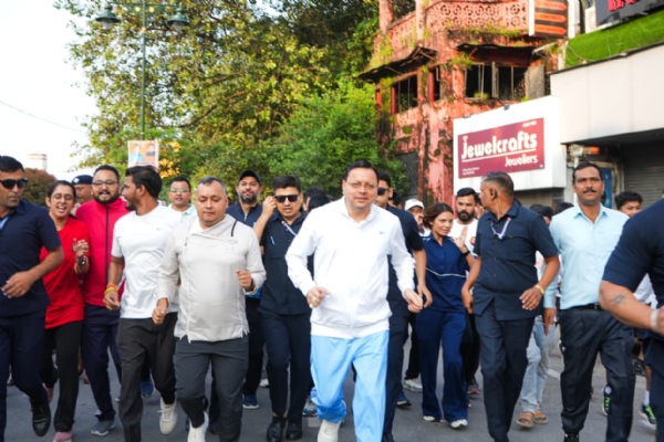 मुख्यमंत्री पुष्कर सिंह धामी ‘नमो युवा रन’ में प्रतिभागियों संग दौड़ लगाते।