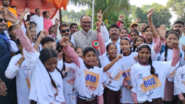 बरेली में नमो युवा रन की शुरुआत करते हुए उपमुख्यमंत्री बृजेश पाठक, मैराथन में उत्साह के साथ शामिल हुए स्कूली बच्चे।