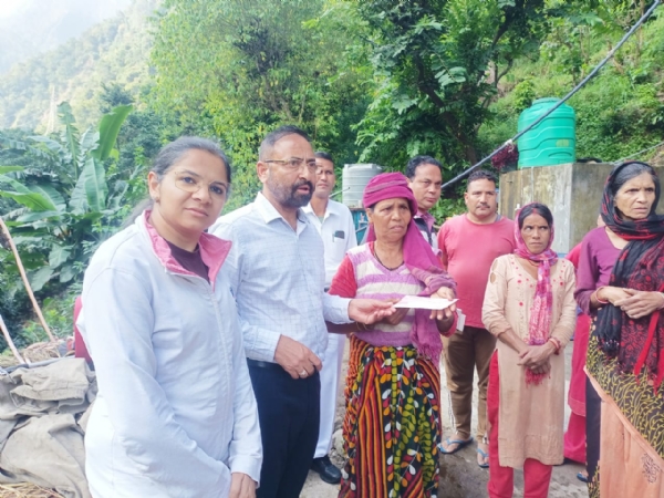 विधायक धनोल्टी और जिलाधिकारी टिहरी नागणी क्षेत्र के आपदा प्रभावित गांवों का  स्थलीय निरीक्षण करते।