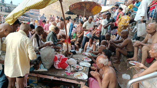 गंगा तट पर पिंडदान करते श्रद्धालु