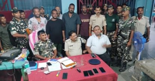 पुलिस गिरफ्त में पांचो विदेशी नागरिक