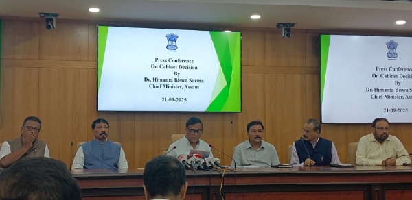 रविवार की देर शाम को लोकसेवा भवन में संवाददाता सम्मेलन को संबोधित करते असम के मुख्यमंत्री डॉ. हिमंत बिस्व सरमा। साथ में मंत्रिमंडल के सहयोगी।
