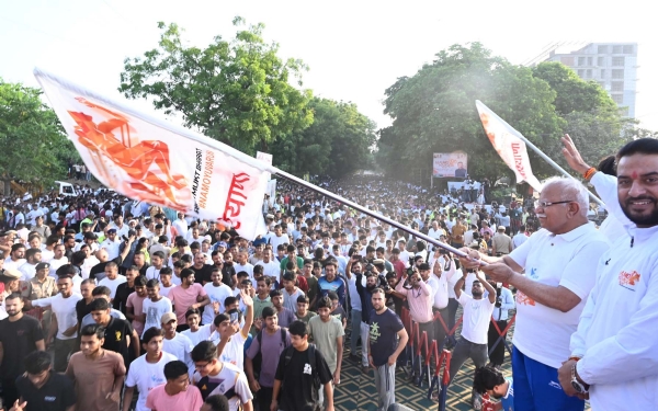 गुरुग्राम में नशामुक्त समाज के लिए नमो युवा रन को झंडी दिखाकर रवाना करते केंद्रीय मंत्री मनोहर लाल खट्टर।