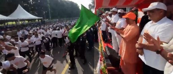 नमो मैराथन को हरी झण्डी दिखाते मुख्यमंत्री