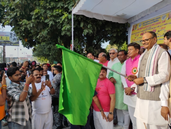 नमो मैराथन को हरी झंडी दिखाकर रवाना करते डिप्टी सीएम बृजेश पाठक।