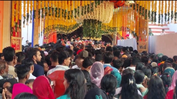 अति प्राचीन सिद्ध पीठ श्री काली माता मंदिर लालबाग में शारदीय नवरात्र के पहले दिन उमड़ी भक्तों की भीड़।