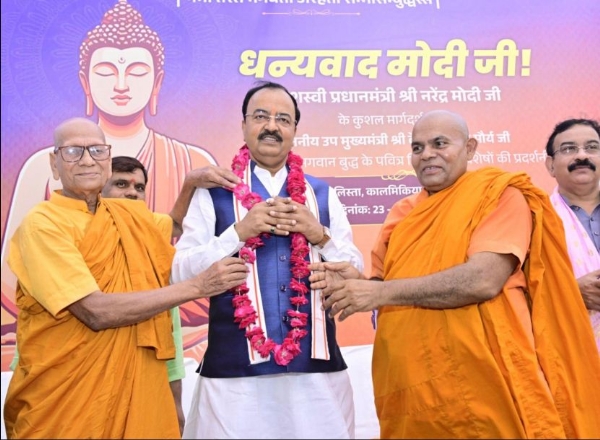 केशव प्रसाद मौर्य का अभिनंदन करते भं​ते