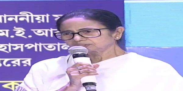 मुख्यमन्त्री ममता बनर्जी महोदया नवरात्र्याः प्रातःकाले स्वस्य लिखितं पूजागीतं सह जनैः सार्वजनिकं कृतवती