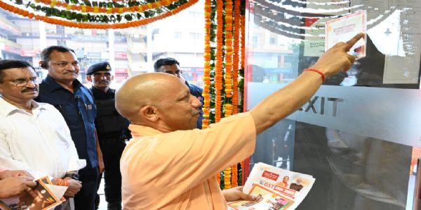 गोरखपुरे मुख्यमन्त्री योगी पदयात्रां कृत्वा व्यापारीभिः ग्राहकैः च सह मिलितवान्