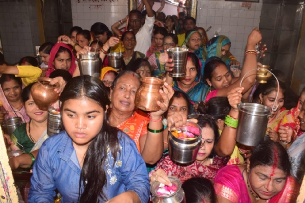 मंदिर में उमड़ी श्रद्धालुओं की भीड़